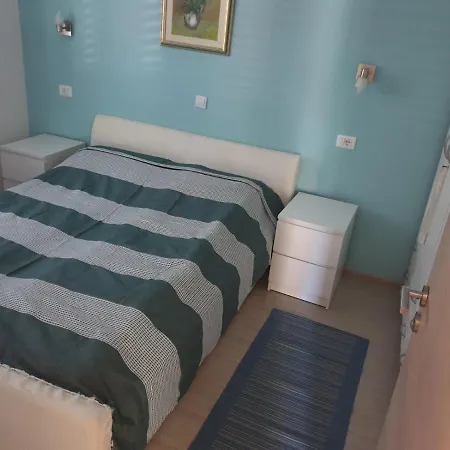 Ivy's Place Апартаменти