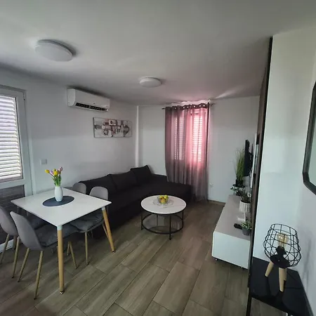 Ivy's Place Apartment *